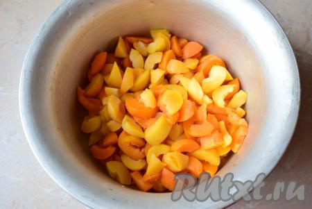 Для приготовления абрикосового конфитюра выбирайте спелые и ароматные плоды. Хорошо их промойте от загрязнений, разломайте на две половинки и удалите косточки. Абрикосы можно нарезать на кусочки, чтобы они быстрее разварились.