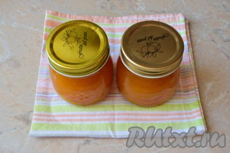 Разлейте горячий конфитюр в стерильные баночки, закрутите крышками (укутывать не нужно), остудите и храните в прохладном месте. Из этого количества у меня получилось 4 баночки по 300 грамм и немного осталось угоститься.