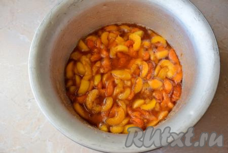 По прошествии нескольких часов абрикосы хорошо пустят сок. Поставьте кастрюлю с абрикосами в сахарном сиропе на небольшой огонь и доведите до кипения, помешивая и снимая образующуюся пену. Затем проварите в течение 5 минут, периодически перемешивая.