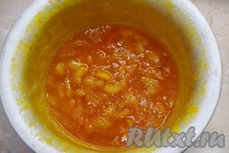 По прошествии 5 минут снимите кастрюлю с абрикосовой массой с огня и оставьте до полного остывания. Накройте кастрюлю крышкой, чтобы масса не подсыхала.