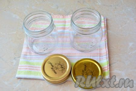 Подготовьте банки, простерилизуйте их любым удобным для вас способом. Крышки обдайте кипятком (или прокипятите в кипящей воде 3-5 минут).