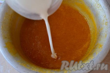 Постоянно помешивая, влейте крахмальную смесь тонкой струйкой в кипящее абрикосовое пюре. После закипания проварите конфитюр ещё 2-3 минуты, чтобы ушёл вкус крахмала. Не забываем помешивать во время варки. Конфитюр из абрикосов немного загустеет.