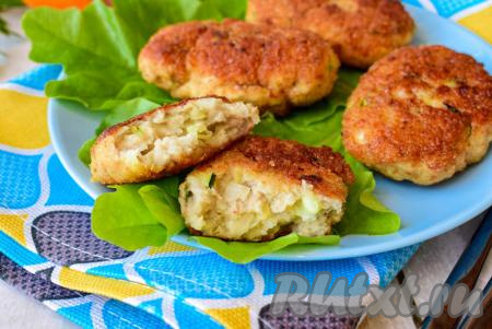 Вкусные, сочные, аппетитные котлеты, приготовленные из куриного филе и кабачков, переложите со сковороды на тарелки и с гарниром в горячем виде подайте к столу. Курино-кабачковые котлетки отлично впишутся в повседневное меню и порадуют отменным вкусом всю семью!