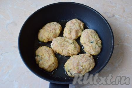 На горячую сковороду налейте немного растительного масла и выложите курино-кабачковые котлеты, обжаривайте их с двух сторон (по 4-5 минут с каждой стороны) на огне чуть ниже среднего. Не делайте сильный огонь, котлетки должны не только приобрести корочку, но и прожариться внутри.