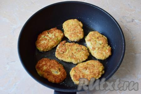 Куриные котлеты готовятся достаточно быстро. Они станут аппетитного золотистого цвета.