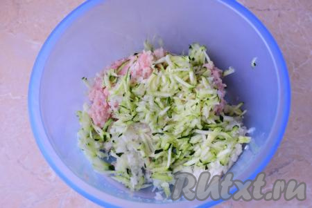 Вымойте кабачок. У молодого кабачка мелкие семечки и мягкая, нежная кожица, поэтому очищать его от кожицы и удалять семена нет необходимости. Если же семечки крупные, а кожица грубовата, лучше удалите их. 150 грамм кабачка натрите на крупной тёрке. Если от кабачка будет много сока, то его необходимо отжать. Добавьте кабачковую массу к куриному фаршу.