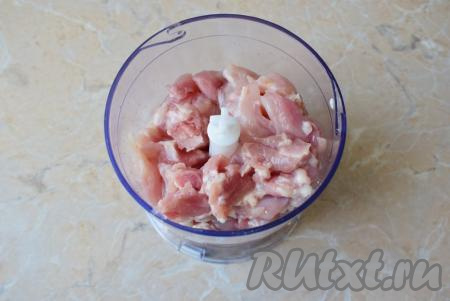 Для того чтобы получить фарш, измельчите куриное филе удобным для вас способом (его можно пропустить через мясорубку или, как сделала я, измельчить с помощью измельчителя). 