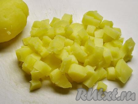 Картошку очищаем от кожуры и нарезаем средними кубиками.