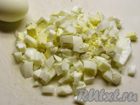 С остывших яиц счищаем скорлупу и нарезаем их на кубики.