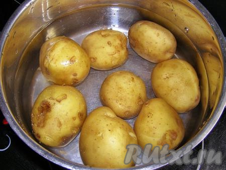 Картошку тщательно моем, кладём в холодную воду, не очищая от кожуры, и варим до готовности (примерно, 25 минут, готовые картошины будут легко прокалываться вилкой). Сливаем с картофеля воду и оставляем остывать.