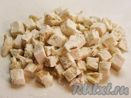 Остывшую куриную грудку нарезаем небольшими кусочками.