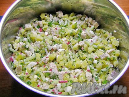 Все нарезанные ингредиенты перекладываем в кастрюлю и аккуратно перемешиваем. Если вы не планируете съесть всё сразу, то добавлять соль не надо.