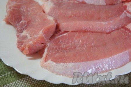 Куски свиного эскалопа тщательно промыть в холодной воде, обсушить с помощью бумажных полотенец. Добавить соль, чёрный перец и дать мясу полежать 5 минут.