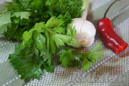 Подготовить петрушку, чеснок и острый перец.