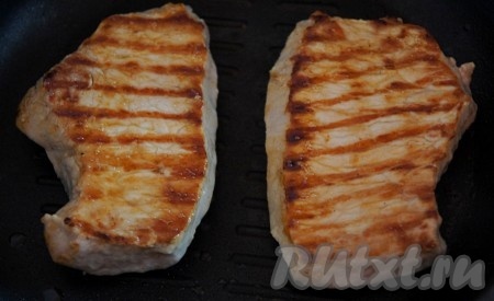 Перевернуть мясо и готовить аналогично с другой стороны. Готовый эскалоп из свинины выложить на бумажное полотенце и дать немного "отдохнуть". Тем временем, пока мясо "отдыхает", приготовим острый соус.