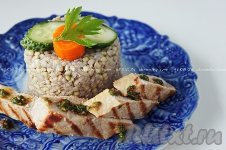 Или подать эскалоп с отварной зелёной гречей.