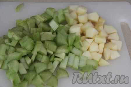 Ревень вымыть, стебли очистить от тонких плёночек и нарезать на кусочки. Яблоко можно не очищать от кожуры, а только удалить косточки, а затем нарезать на кусочки.
