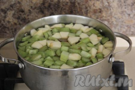 Влить в кастрюлю, примерно, 2,5 литра воды и поставить на огонь.