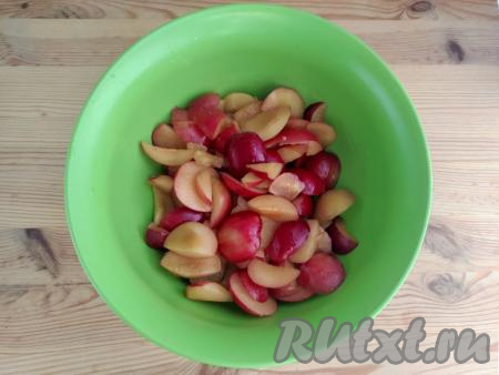 Промыть красную алычу, нарезать на небольшие дольки, удаляя косточки, и выложить в миску.