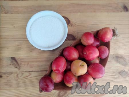 Подготовить продукты для приготовления варенья из красной алычи без косточек.