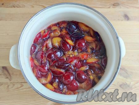 Переложить алычу в сахаре в кастрюлю, в которой будете готовить варенье (я варю в эмалированной кастрюле), поставить на медленный огонь и довести до кипения, помешивая и снимая пену, затем снять с огня, накрыть кастрюлю крышкой и оставить варенье остывать на 12 часов.