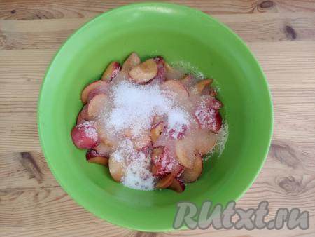 По истечении этого времени алыча пустит сок и смочит сахар.