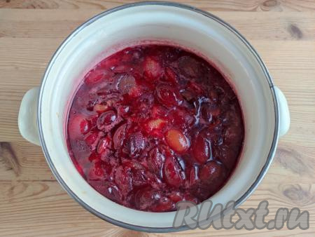 По прошествии 12 часов варенье из красной алычи  довести до кипения на огне чуть ниже среднего, а затем проварить, не забывая иногда помешивать и снимая образующуюся пену, в течение 3 минут на медленном огне. Снять с огня, полностью остудить варенье, накрыв крышкой. После остывания ещё раз проварить в течение 3 минут с момента закипания на медленном огне, помешивая, а после, сняв с огня, дать ему снова остыть. После остывания варенье последний раз поставить на огонь и ещё раз, дав ему закипеть, проварить 3 минуты.