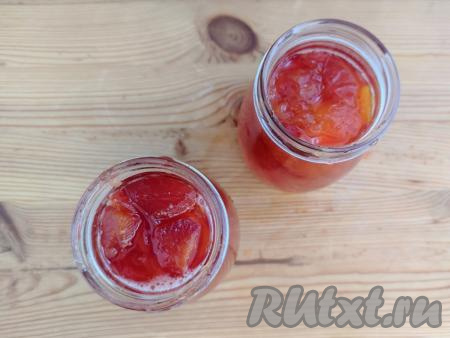 Банки, в которые будете раскладывать варенье, промыть с содой, простерилизовать удобным способом. Крышки прокипятить течение 2 минут. Горячее варенье разлить по баночкам, плотно закрыть банки крышками.