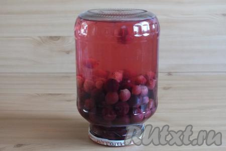 Кипящий сироп влейте в банку с крыжовником и вишней, заполняя баночку до самого верха, чтобы сироп перелился через край. Сразу же закрутите крышкой, переверните и укутайте в плед, в таком виде дайте компоту полностью остыть, а после уберите в место хранения заготовок (можно хранить и при комнатной температуре, и в подвале).