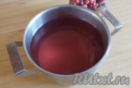 Через указанное время слейте воду из банки в кастрюлю, добавьте сахар и поставьте на огонь, доведите до кипения, перемешайте и проварите 2-3 минуты, чтобы сахар растворился.