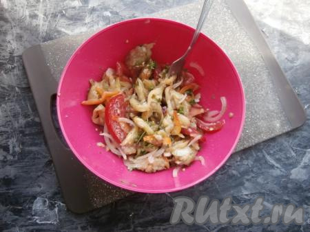 Салат из овощей тщательно перемешать, оставить его на 30 минут&nbsp;в прохладном месте.