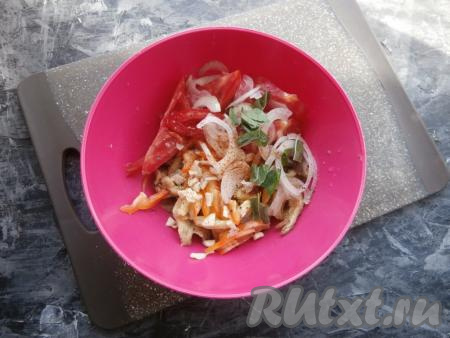 Листики мяты порвать руками (или измельчить ножом), выложить к нарезанным овощам. Также всыпать соль, молотый перец чили и перец чёрный свежемолотый, влить сок лимона и растительное масло.