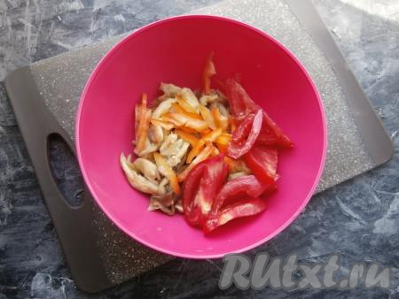 Из болгарского перца удалить семена, зубчики чеснока и половину луковицы очистить. Мякоть баклажана немного измельчить, выложить в достаточно объёмную тарелку, добавить болгарский перец, нарезанный соломкой, и помидоры, нарезанные дольками.