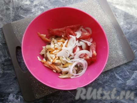 Сюда же положить нарезанный тонкими полукольцами (или перьями) лук и измельчённый чеснок.