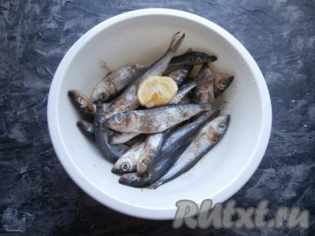 Салаку разморозить, помыть, посыпать солью и перцем, выдавить на рыбку лимонный сок и перемешать. Оставить рыбу на 30-40 минут.