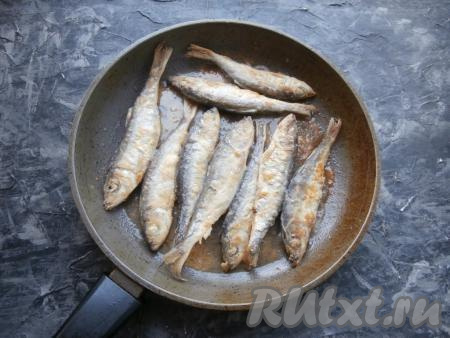 Жарить салаку в муке на среднем огне на сковороде до румяности с двух сторон.