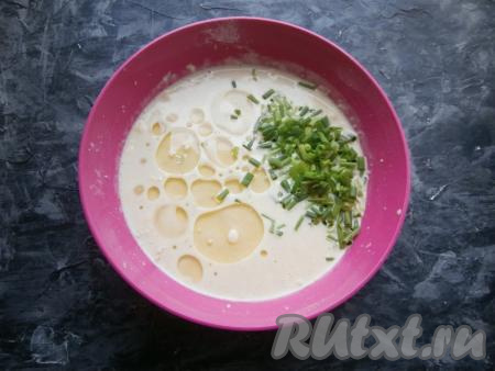 В получившееся картофельное тесто добавить измельчённый зелёный лук и сразу влить растительное масло, хорошенько перемешать. Тесто получится средней густоты.