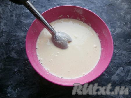 Погружным блендером взбить картофельно-молочную смесь, чтобы она стала практически однородной.
