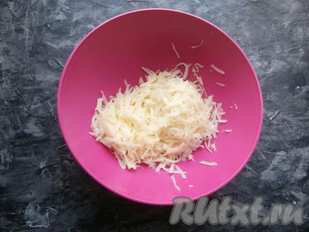 Натереть на крупной тёрке сырые картошины.