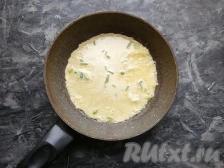 Сковороду хорошо разогреть, перед жаркой первого блина смазать сливочным маслом. Налить на разогретую сковороду несколько столовых ложек картофельного теста, распределить его по дну сковороды, а затем жарить блинчик на среднем огне до румяности с двух сторон. Переложить готовый блинчик на тарелку и немного смазать его сливочным маслом.