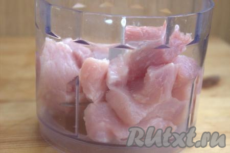 Мясо промыть, нарезать на кусочки, а затем для получения фарша прокрутить в измельчителе (или пропустить через мясорубку).