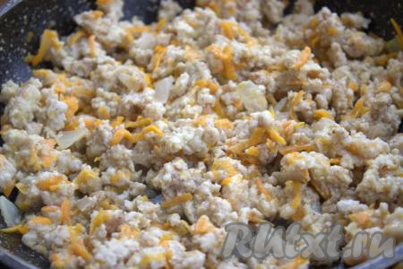 Когда овощи обжарятся до золотистости, выложить к ним фарш. Обжаривать фарш с морковкой и луком, разбивая комочки мяса, в течение 5-7 минут, посолить, затем, сняв с огня, дать немного остыть.