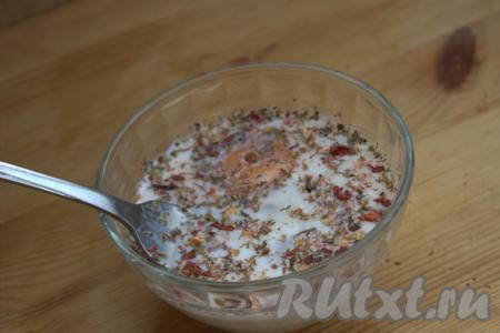 В небольшой миске соединить яйцо, сливки и специи (я добавила универсальную приправу), присолить, тщательно перемешать яично-сливочную смесь.