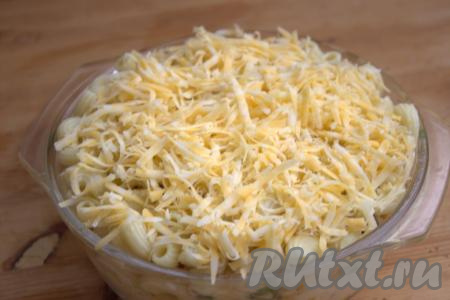 Вылить получившуюся яично-сливочную смесь поверх макарон с фаршем, сверху посыпать натёртым сыром и поставить запекаться в заранее разогретую до 180 градусов духовку на 20-25 минут (до появления золотистой корочки).