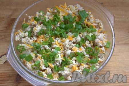 Поверх макарон ровным слоем разложить обжаренный мясной фарш, по желанию, посыпать зеленью (я посыпала измельчённым зелёным луком).&nbsp;&nbsp;