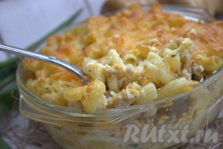 Макароны, запечённые с фаршем и сливками в духовке, подавать к столу в горячем виде, дополнив, например, соленьями или салатом из свежих овощей. Блюдо получается сытным, аппетитным и очень вкусным, попробуйте!