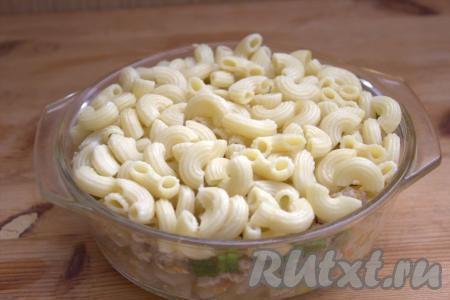 Затем равномерно выложить оставшиеся отваренные макароны.
