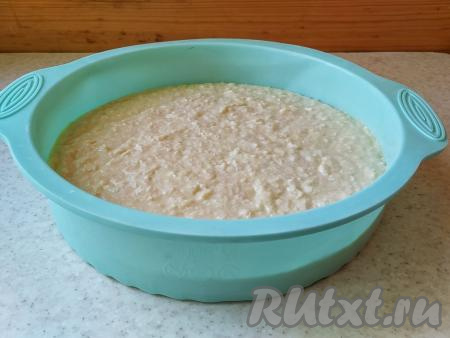 Переложить тесто для манника в форму для выпечки, равномерно распределяя его. Я выпекаю в силиконовой форме (диаметр формы 22 см), поэтому маслом её не смазываю - манник вынимается великолепно и безо всяких усилий. Если у вас форма металлическая, то застелите её бумагой для выпечки и дополнительно смажьте бока формы&nbsp;растительным маслом.