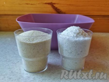 Взвесить манную крупу и кокосовую стружку.