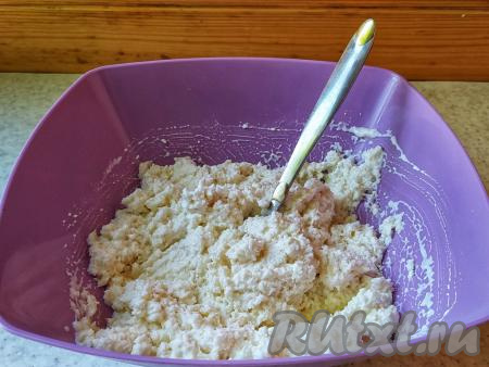 ​​​​​​​​​​​​​​​​​Тщательно перемешать крупу и стружку с кефиром. Манно-кокосовая масса должна получиться и по виду, и по консистенции достаточно густой.
